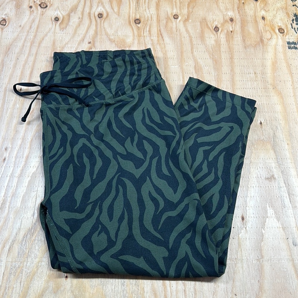 Zella Zebra Dark Green Capri Leggings, Women’s Large